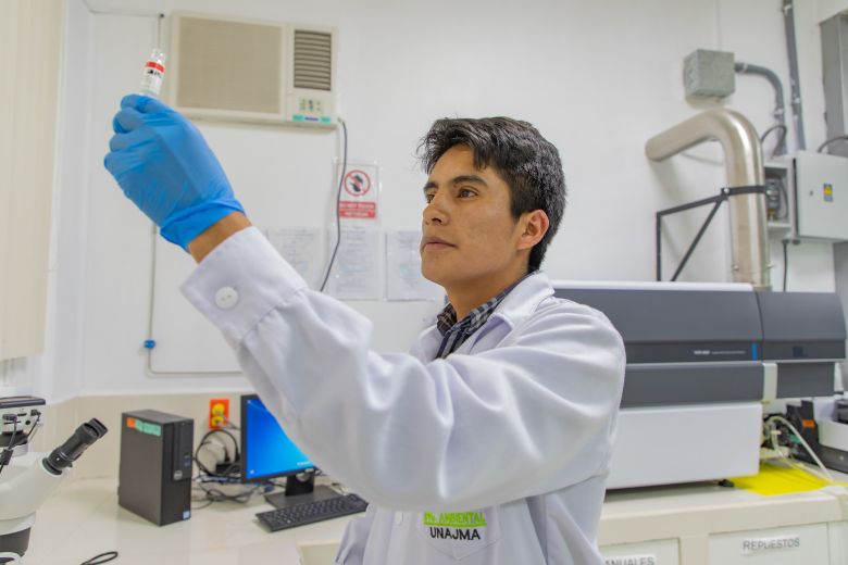 Dos de cada tres jóvenes que culminaron estudios superiores con Beca 18 salieron de la pobreza