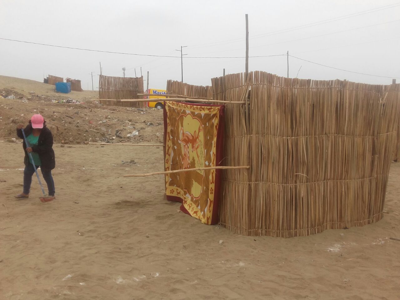 Invaden terreno bajo cables de alta tensión en La Esperanza