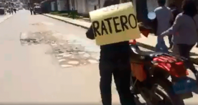 Huamachuco: sujeto fue obligado a cargar cartel con la frase "soy ratero" y a empujar vehículo robado