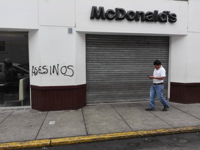 Rayan paredes de McDonald’s en Trujillo y escriben ¡Asesinos!