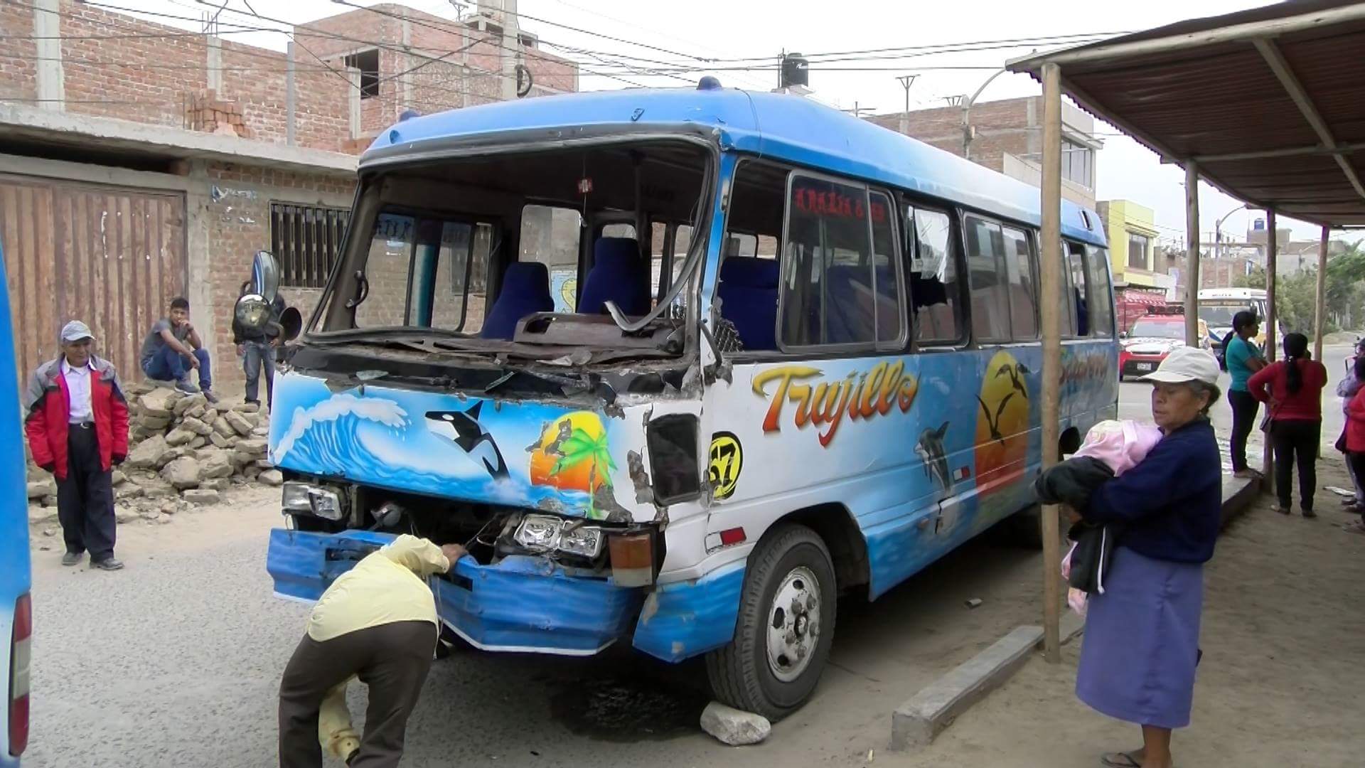 Choque entre dos micros casi termina en tragedia