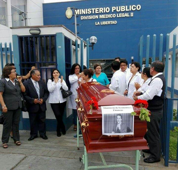 Médicos legistas protestan con ataúd y foto de ministro de Economía