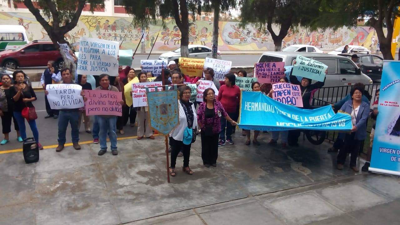 Moche: realizan plantón contra fiscal que archivó denuncia por robo de corona religiosa