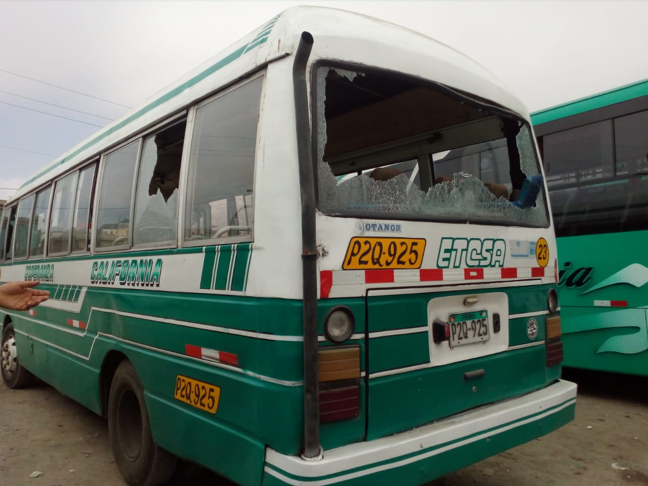 Extorsionadores disparan otra vez contra micro de empresa California en La Esperanza