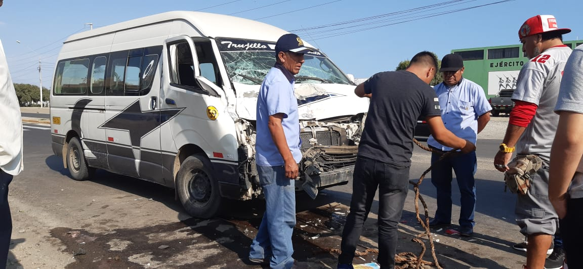 Siete personas heridas en choque de combi contra micro en Huanchaco