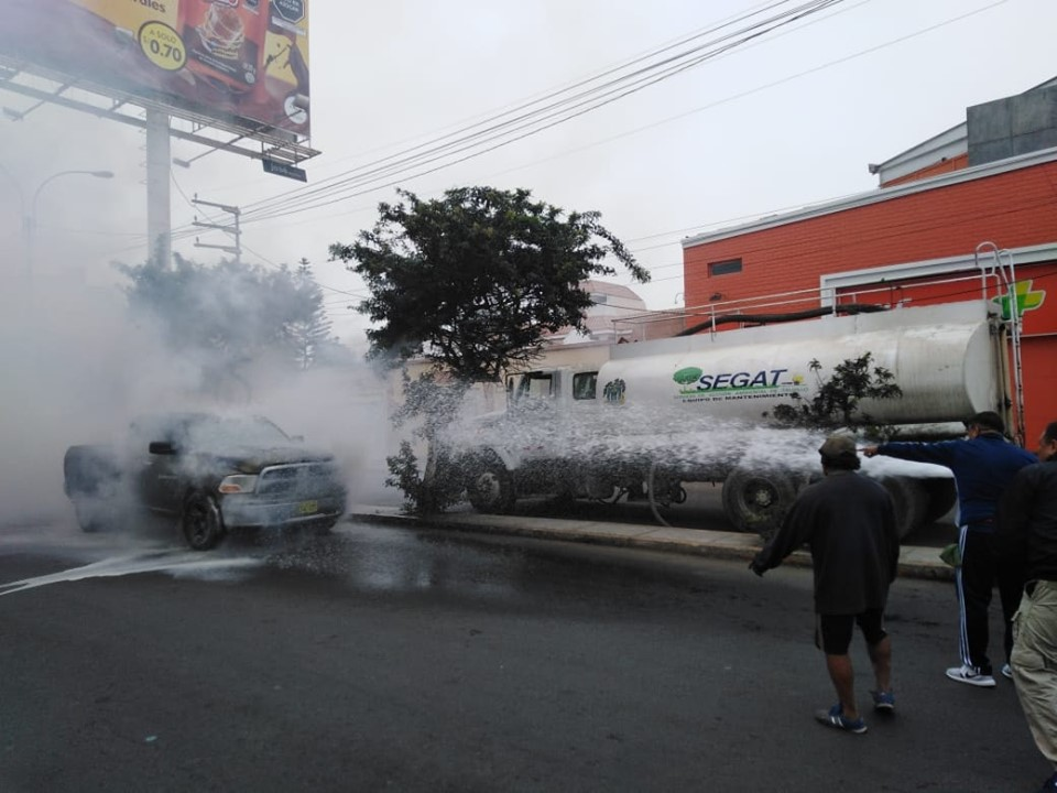 Cisternas del Segat evitan que camioneta se reduzca a cenizas por incendio