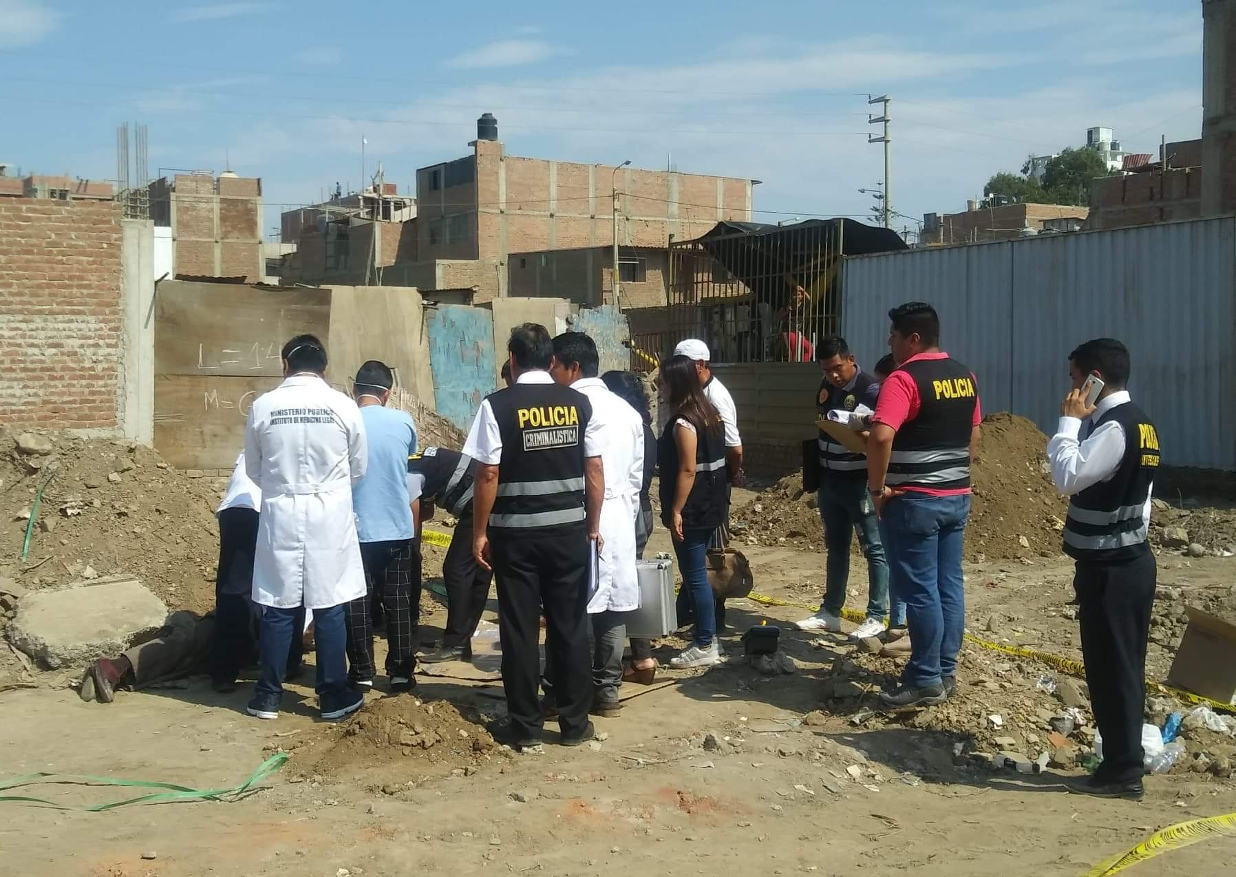 Encuentran cadáver de anciano en terreno baldío de Víctor Larco