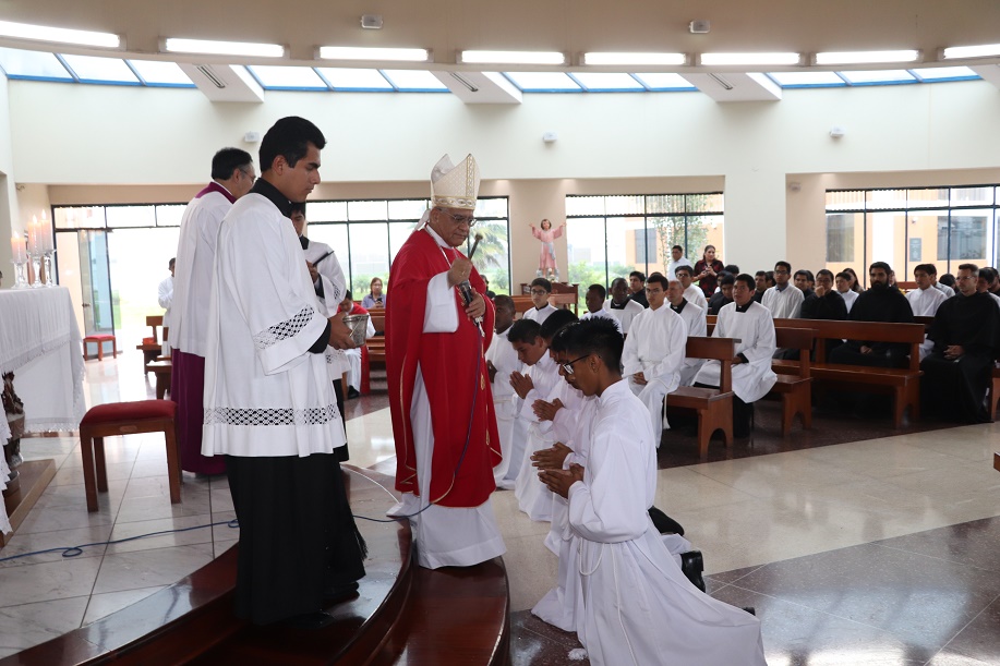 Trujillo: arzobispo entregó albas y sotanas a ocho seminaristas del Seminario Mayor 