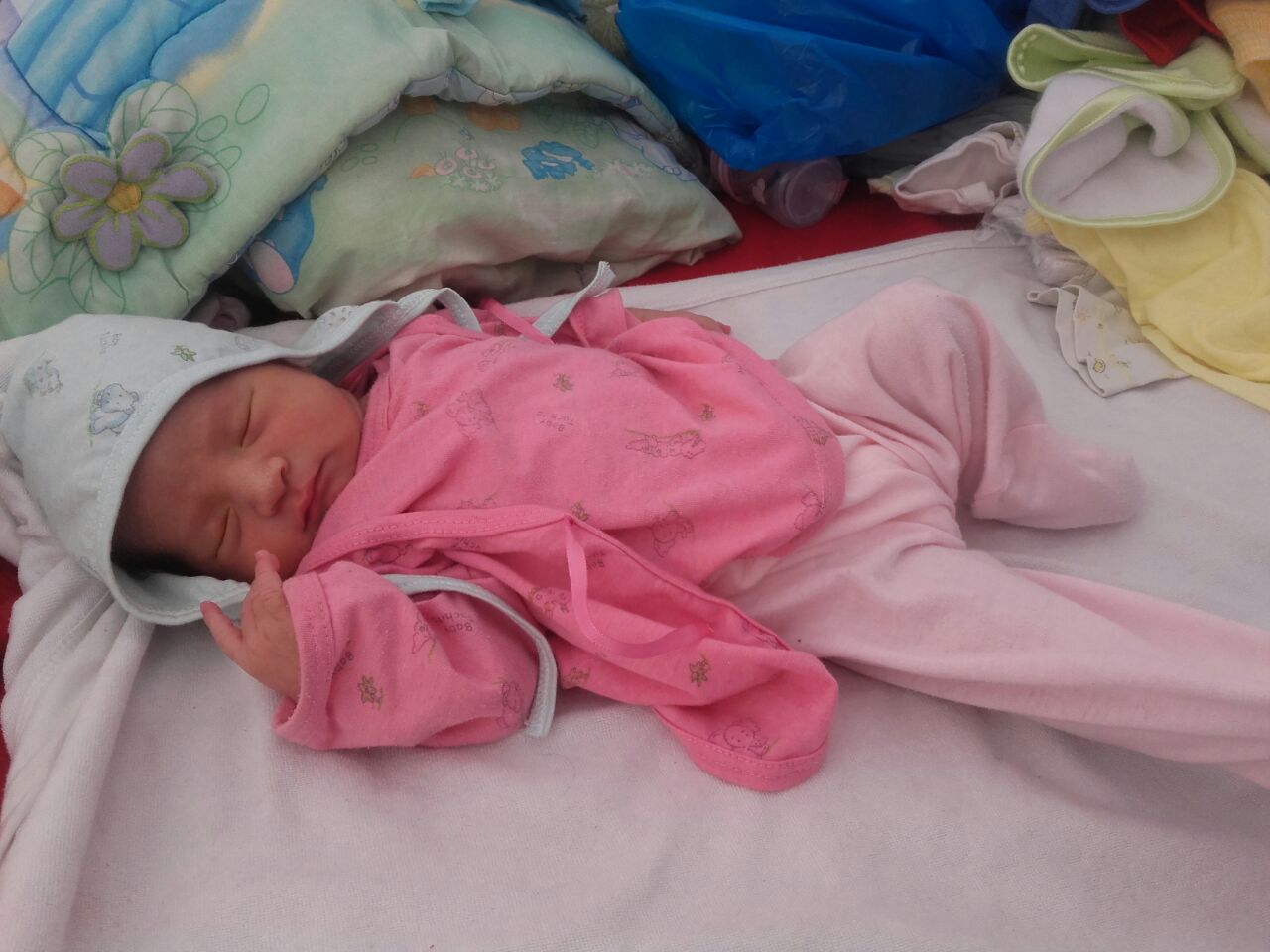 Huanchaco: Nace primera bebé en refugio de damnificados por “El Niño”