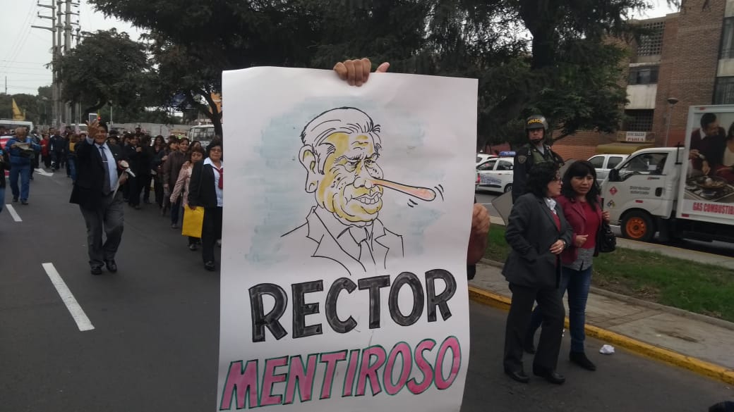 Trujillo: Administrativos de UNT se burlan de rector en caricatura y anuncian huelga