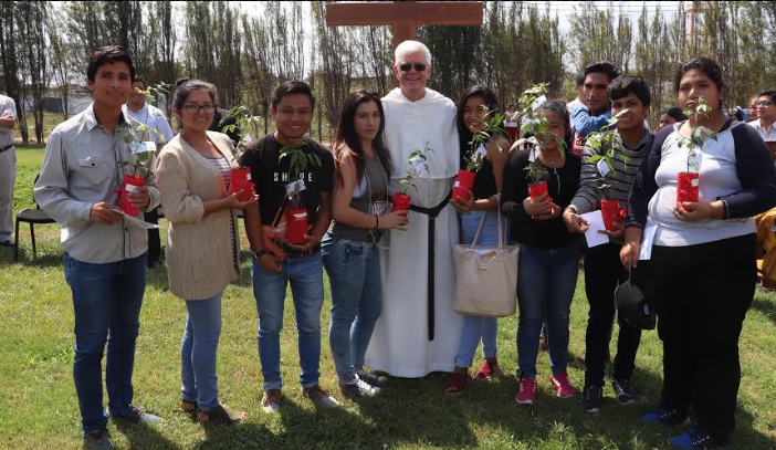 Trujillo: Universidad Católica regala árboles a sus alumnos por Día Mundial de la Tierra