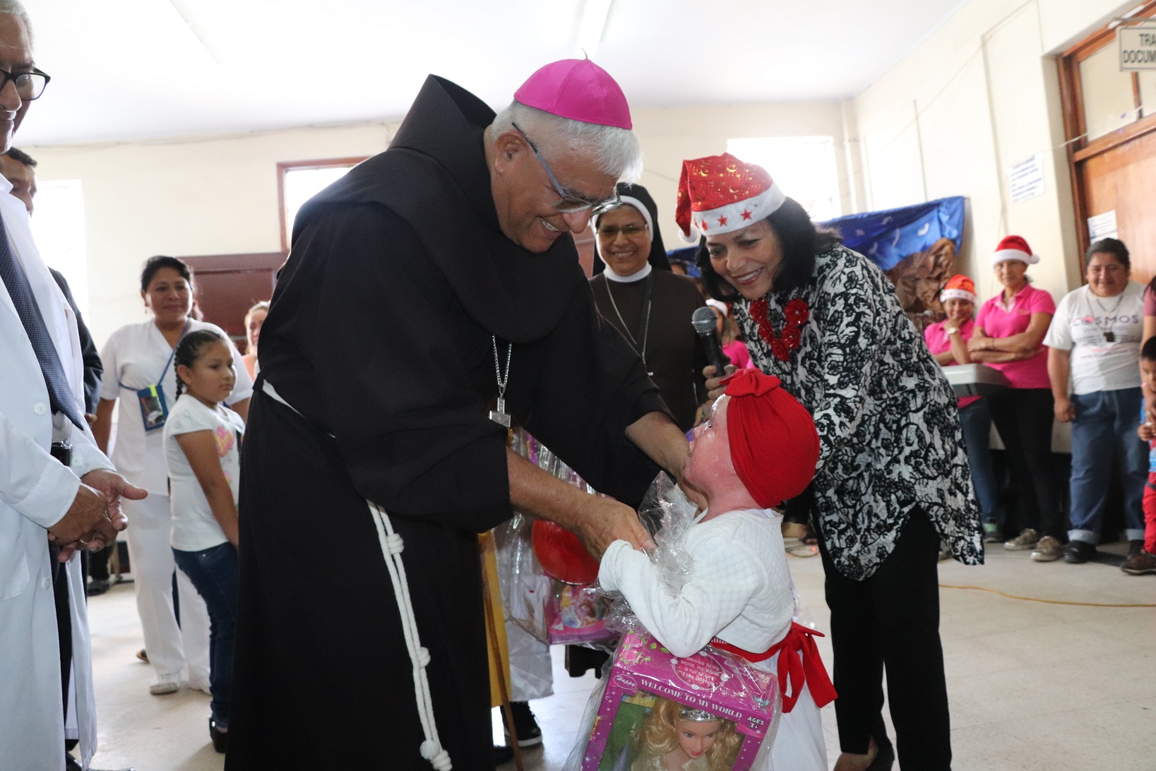 Niños del Hospital Belén y Regional celebran Navidad con el Arzobispo de Trujillo