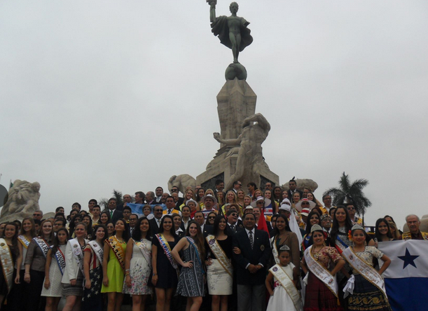 Reinas y bastoneras participaron en desfile cívico en la plaza de armas de Trujillo
