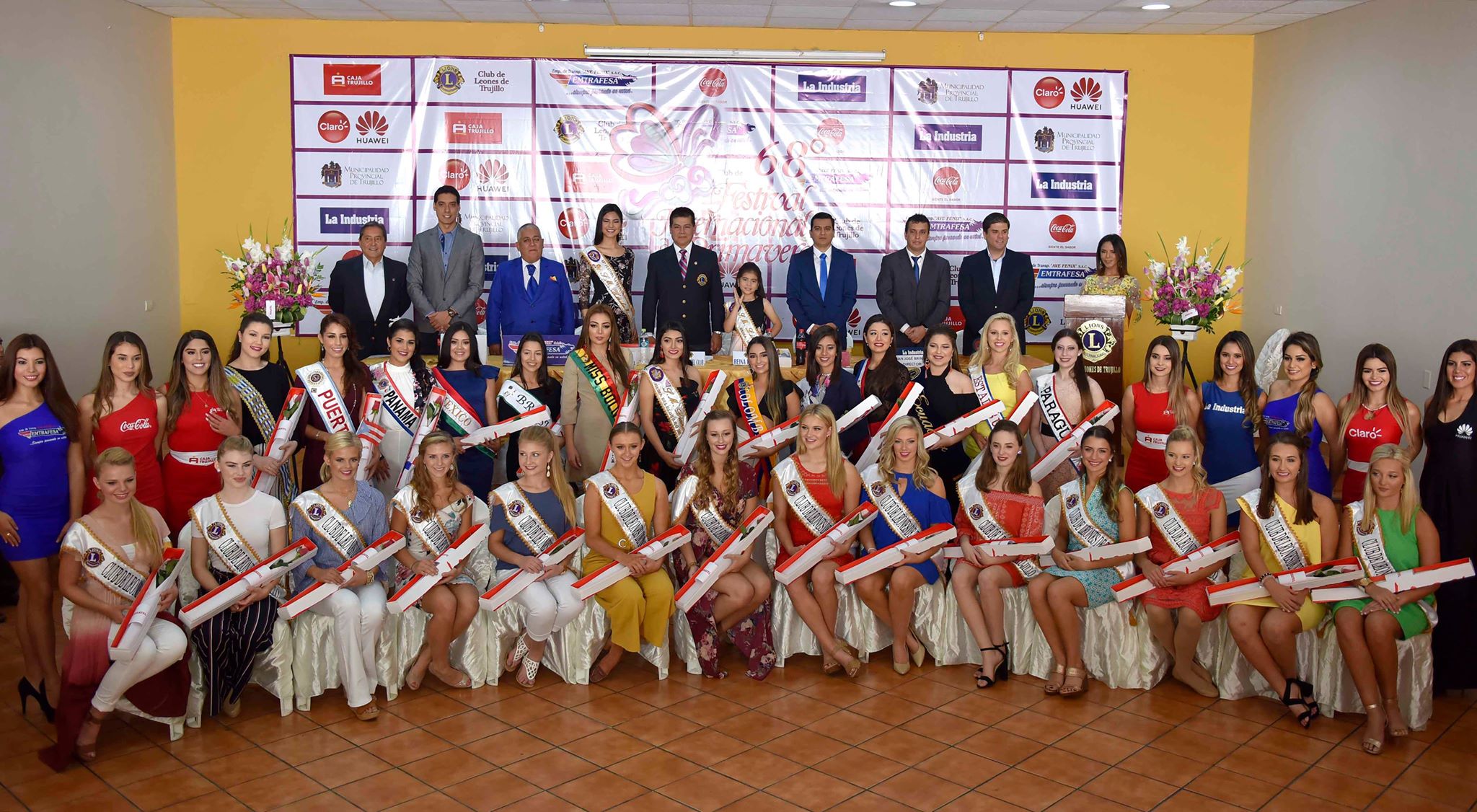 Presentan a reinas internacionales y bastoneras norteamericanas del 68° Festival de la Primavera