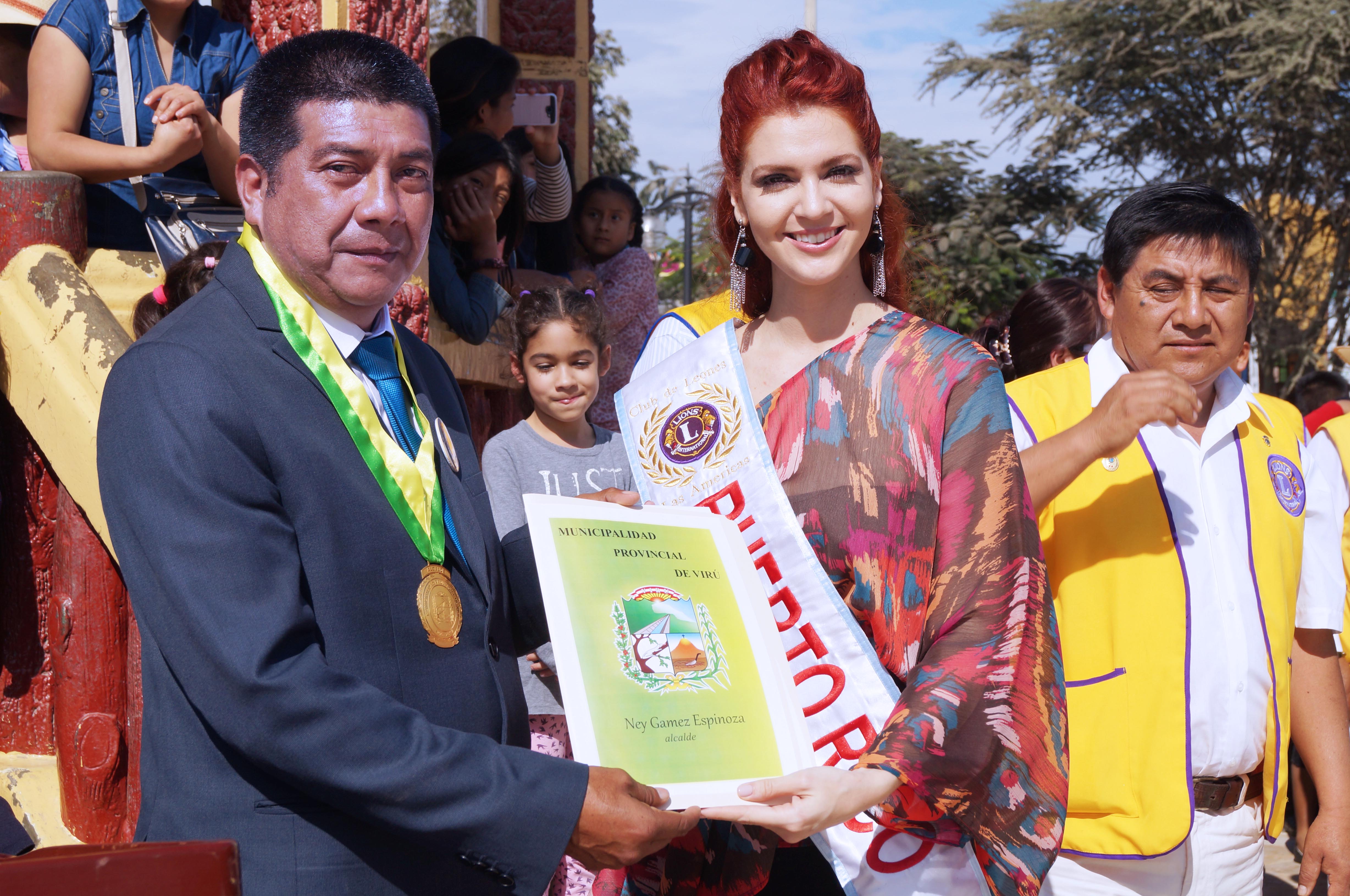 Reinas y bastoneras visitan la provincia de Virú