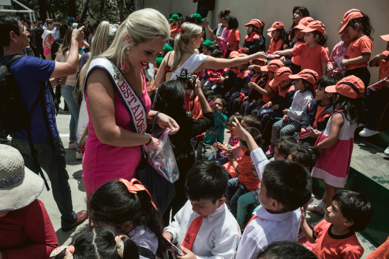 Reinas y bastoneras llevan alegría  a niños de Cuna Maternal de Trujillo