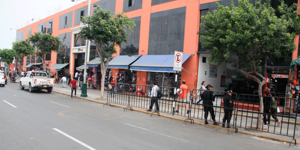 Ambulantes tratan de tomar av. España y comuna cerca zona para repelerlos