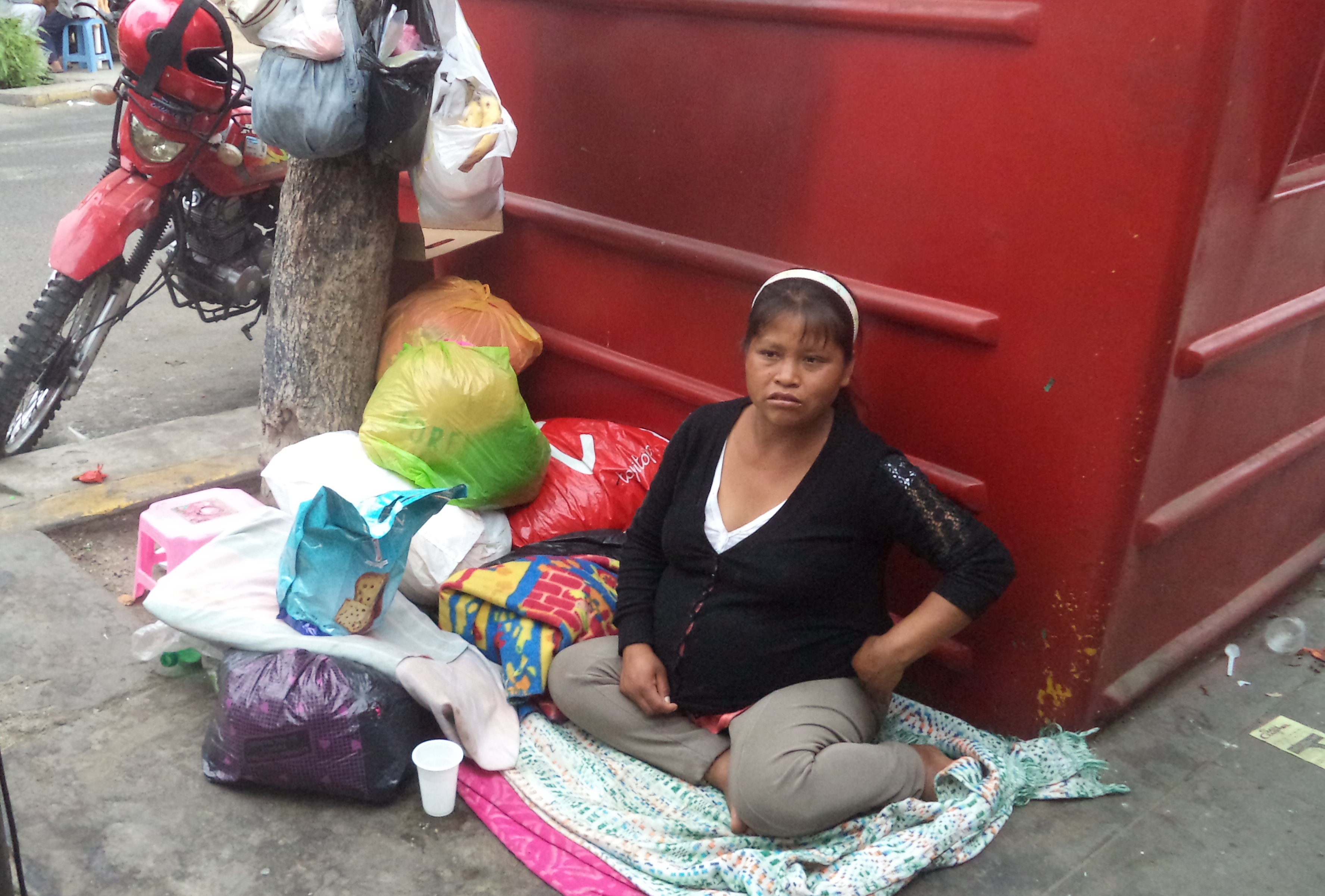 Embarazada con retardo mental duerme en calles de La Noria