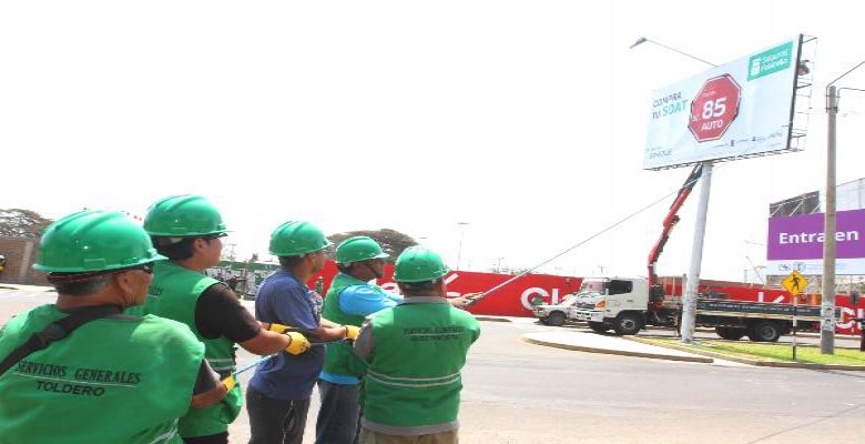 Trujillo: municipio retira paneles publicitarios ubicados al costado del Mall Aventura