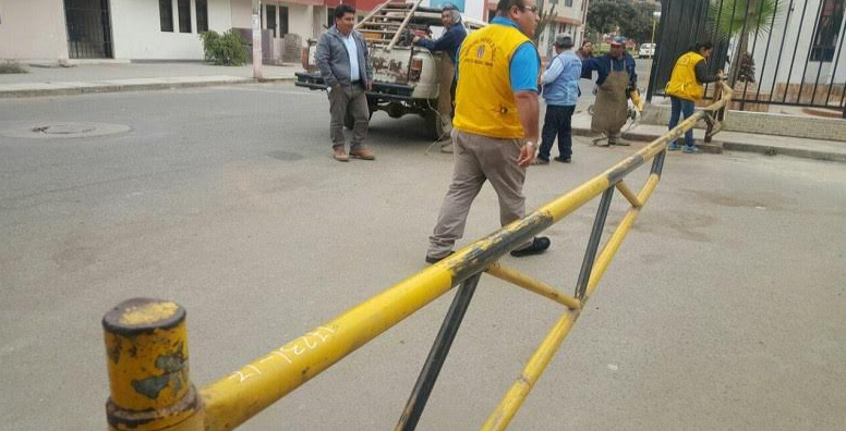 Trujillo: MPT desmonta paneles publicitarios instalados de forma ilegal