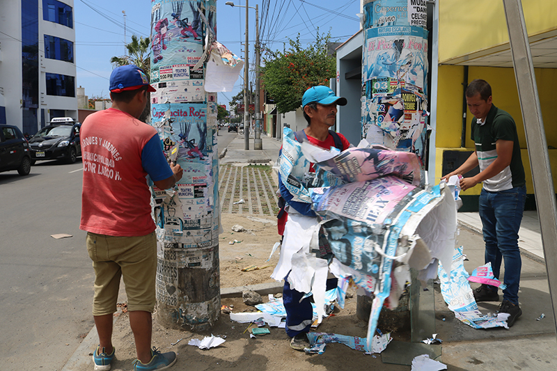 Retiran afiches y carteles publicitarios en importantes avenidas de Víctor Larco