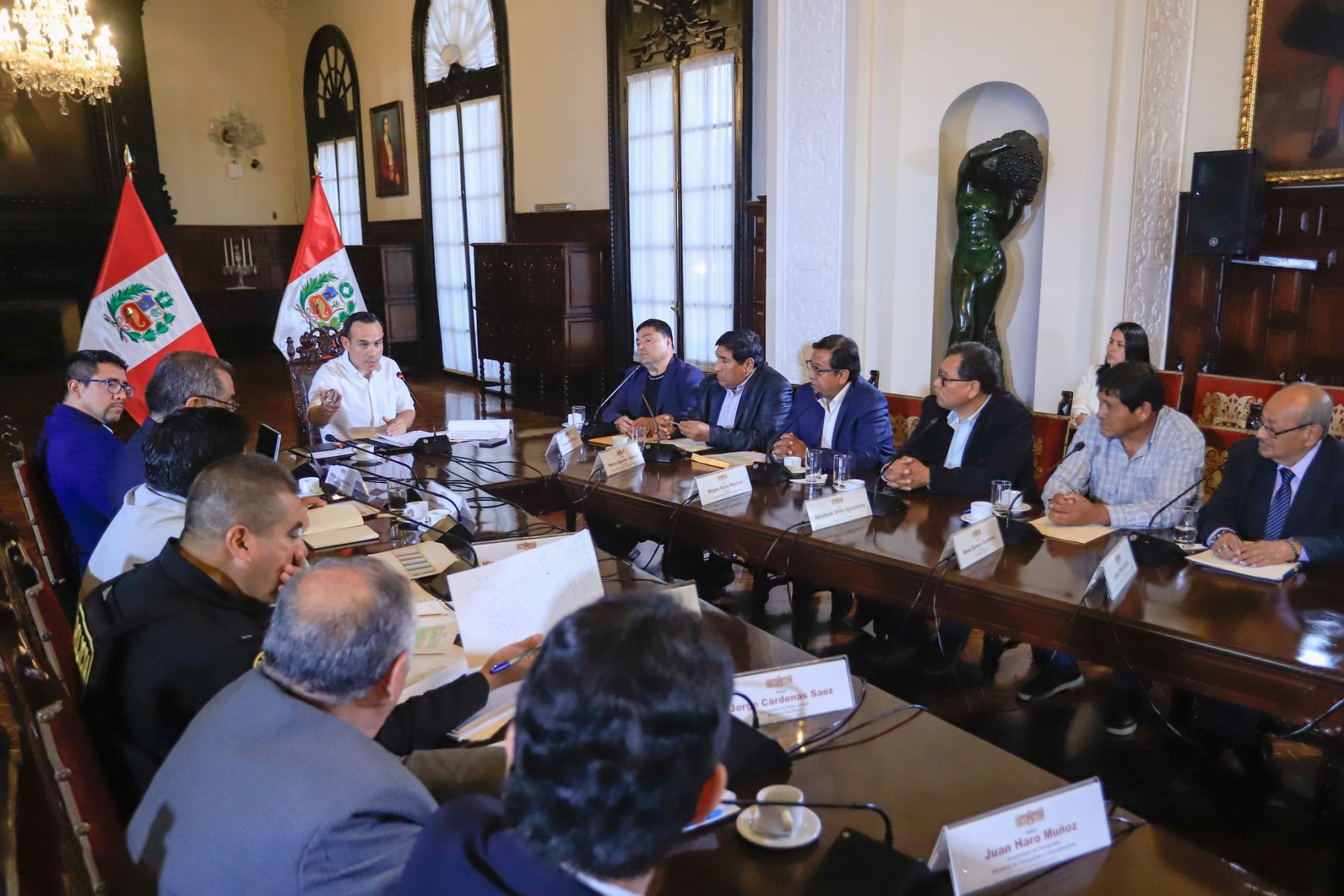 Presidente Jerí y representantes de gremios de transportistas coordinaron acciones contra la criminalidad