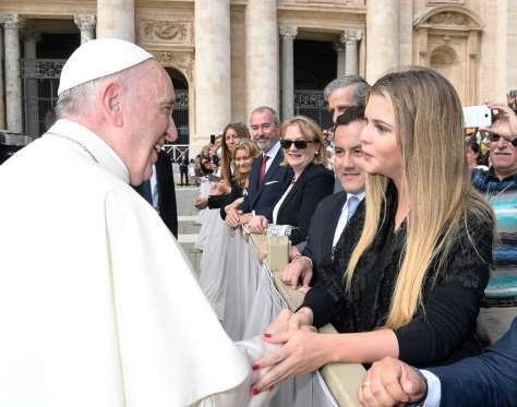 Congresista Richard Acuña es criticado por su viaje con Brunella Horna al Vaticano