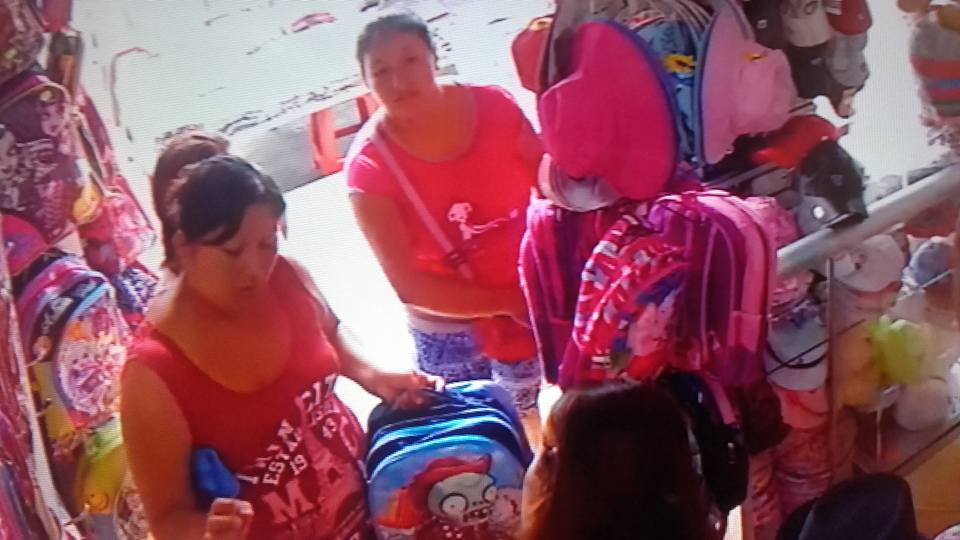 Trujillo: cámaras de seguridad graban a seis mujeres robando mercadería de un local comercial