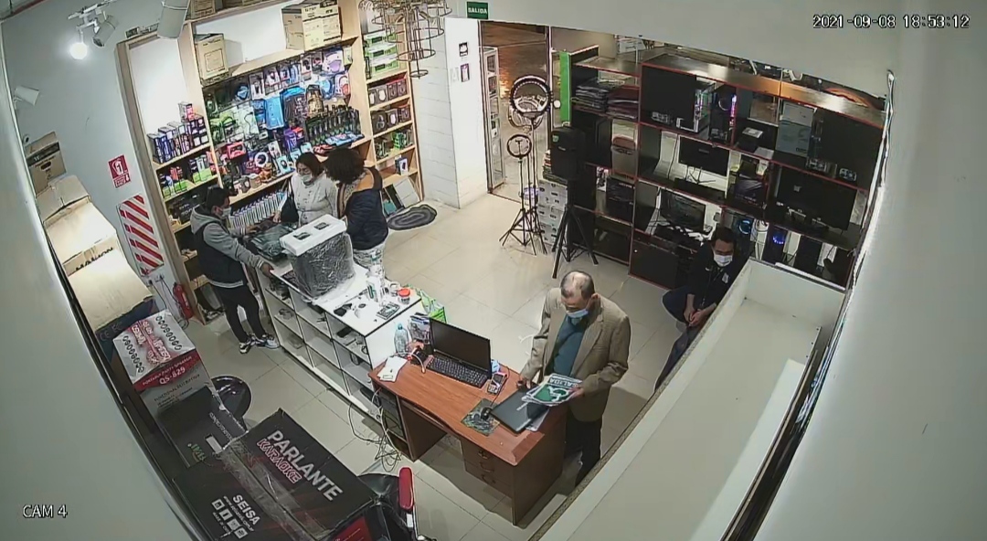 Cámaras captan el instante en que sujeto se lleva laptop de tienda de electrónicos en Trujillo