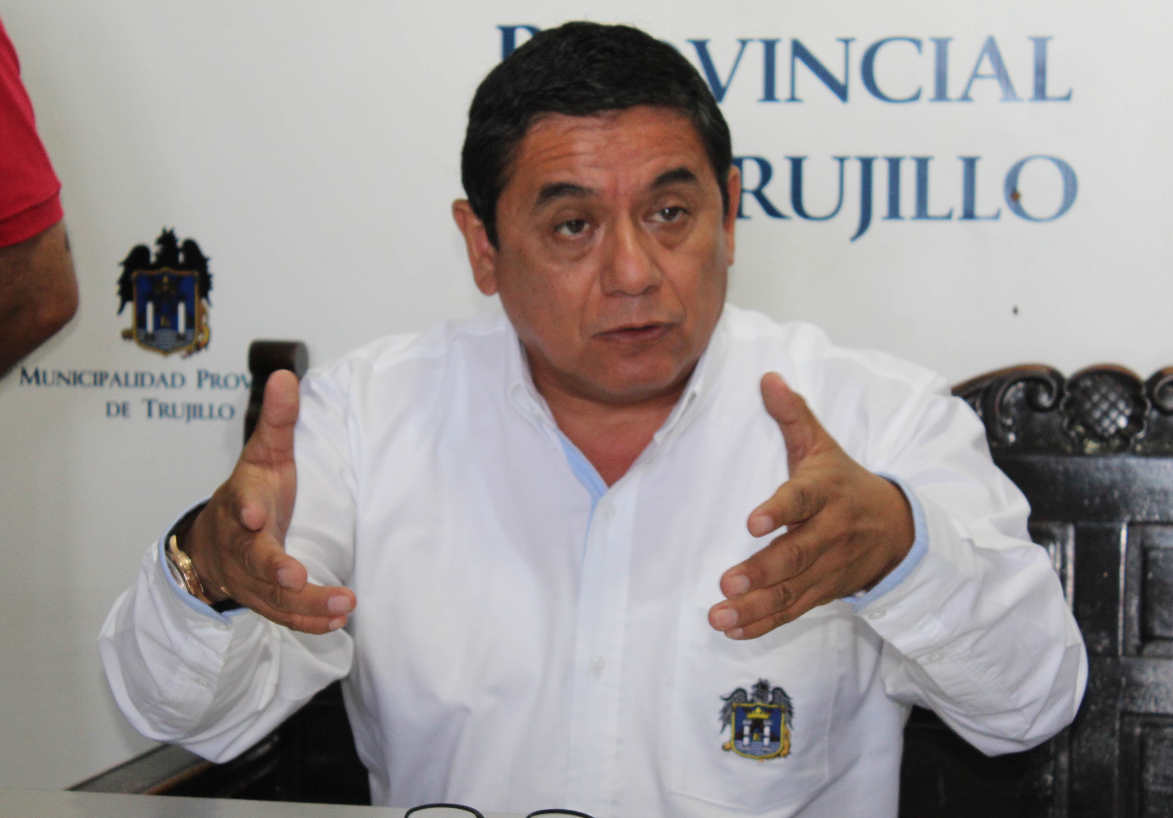 Trujillo: Crearán zonas de estacionamiento para combatir comercio informal