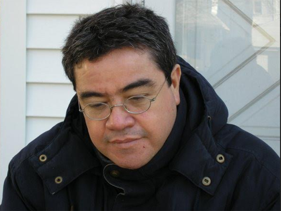 Róger Santivañez presenta su libro de antología poética con recital en Trujllo