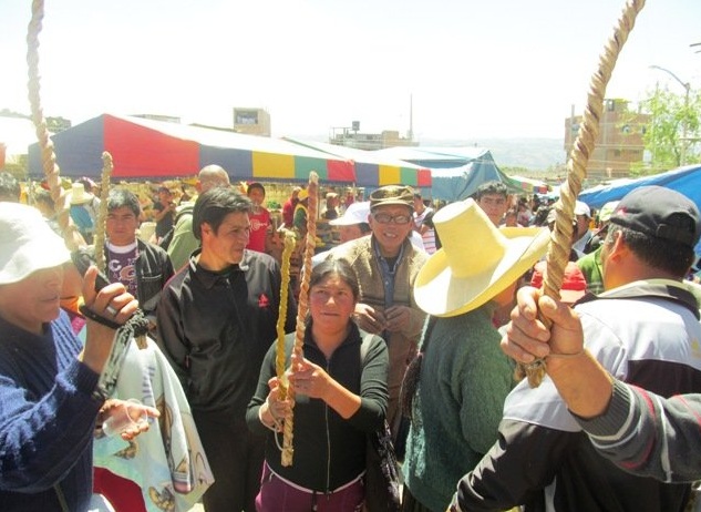 Julcán: Ronderos obligan a alcalde a hacer ranas alrededor de la plaza de armas