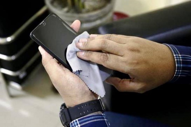 Salud recomienda limpiar celulares con frecuencia para prevenir contagios