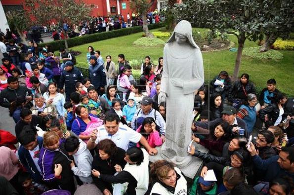 Miles de fieles acudieron desde temprano a Santuario de Santa Rosa de Lima