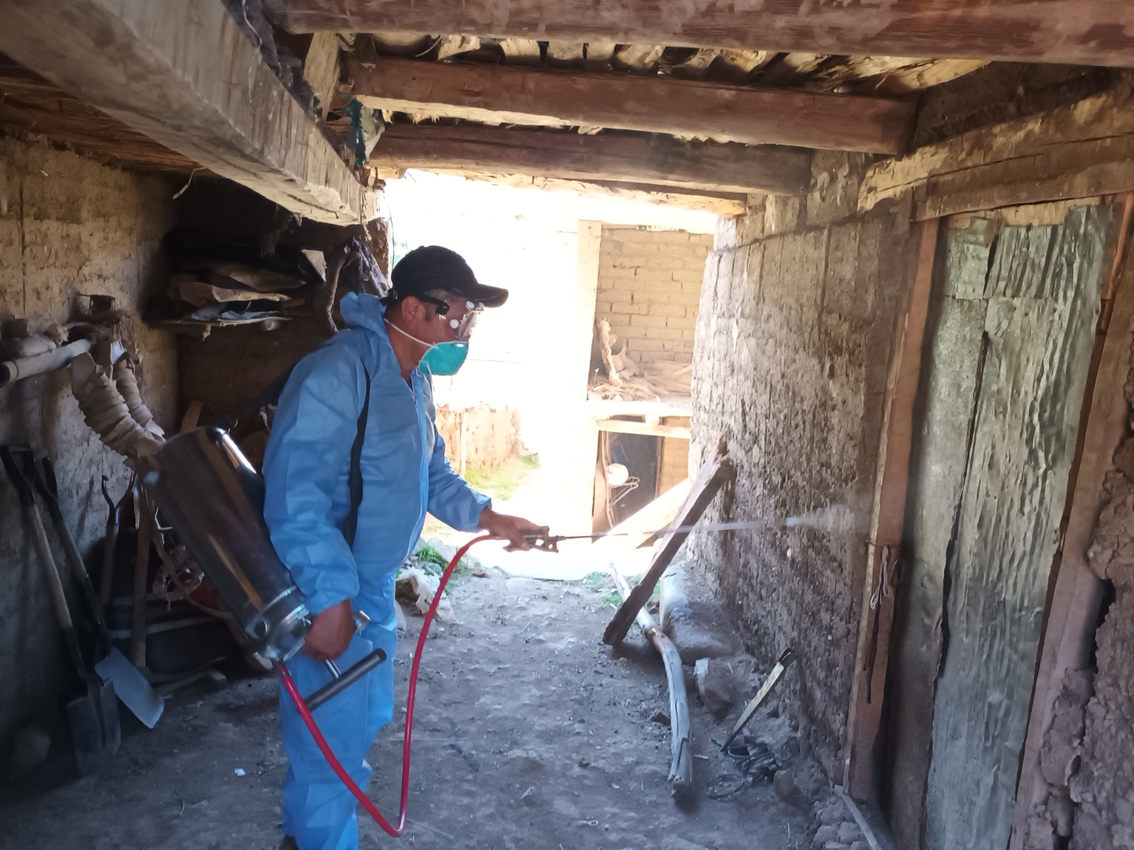 Fumigan viviendas con insecticida para reducir casos de Uta en Santiago de Chuco