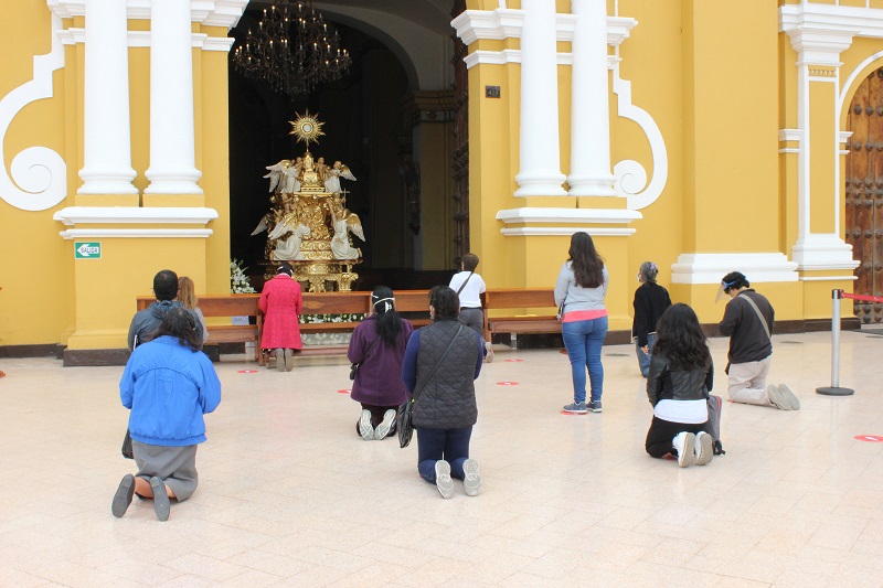 Santísimo Sacramento es adorado desde el atrio de la Catedral de Trujillo