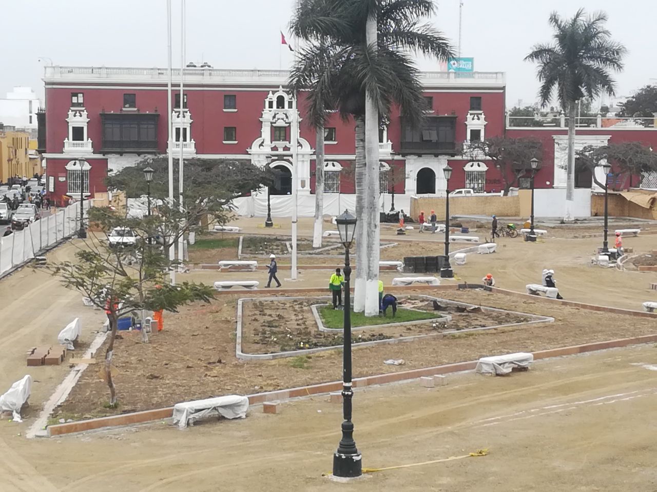 Obreros colocan sardineles en Plaza de Armas de Trujillo 