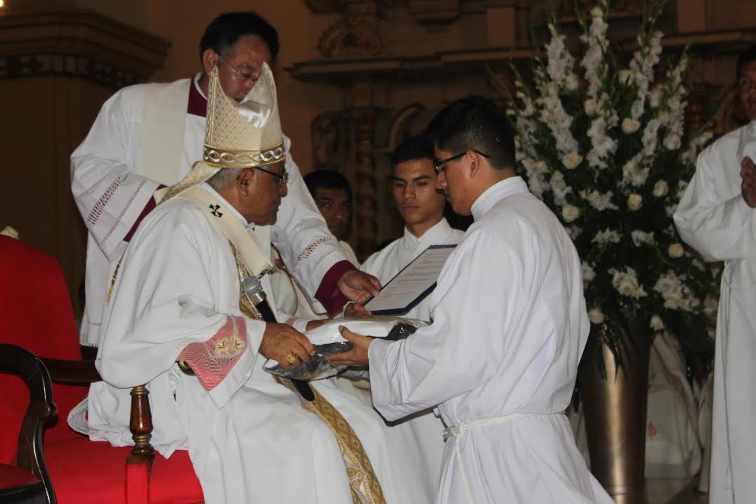 Seminaristas recibirán albas y sotanas de manos del Arzobispo de Trujillo