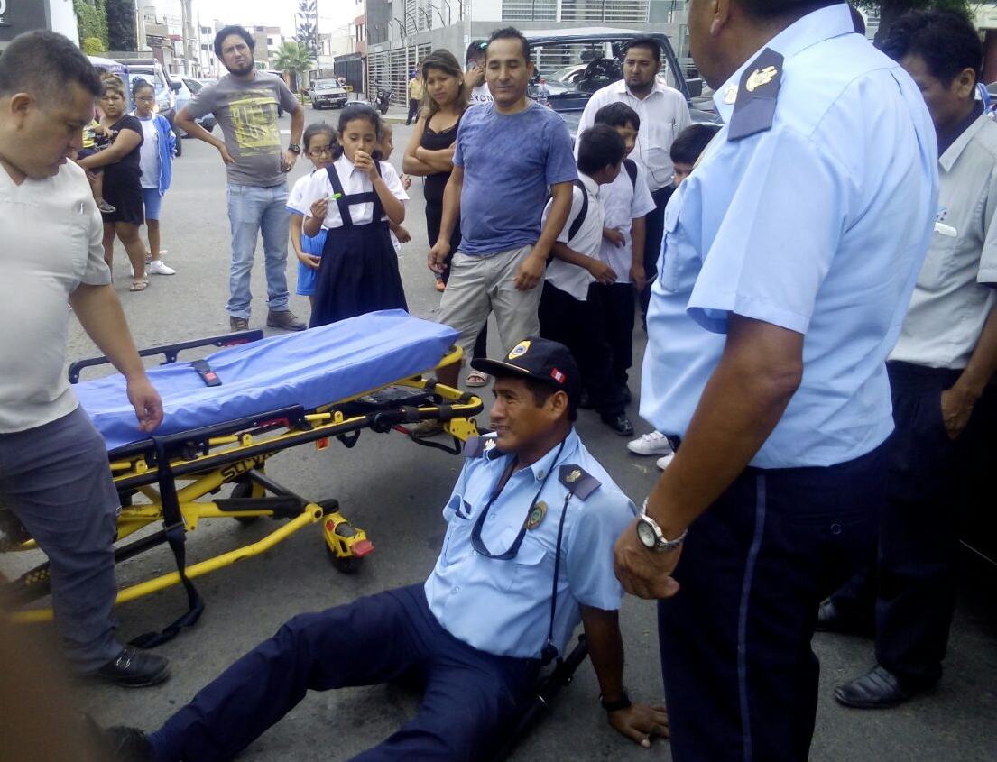 Atropellan a sereno que ordenaba tráfico fuera de colegio Liceo Trujillo