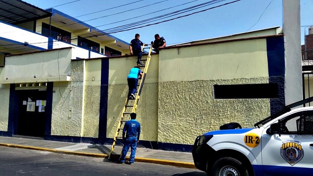 Trujillo: rescatan a profesora que quedó encerrada dentro de colegio 