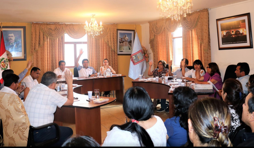 Alcalde de Víctor Larco presentó a funcionarios en primera sesión de concejo del año