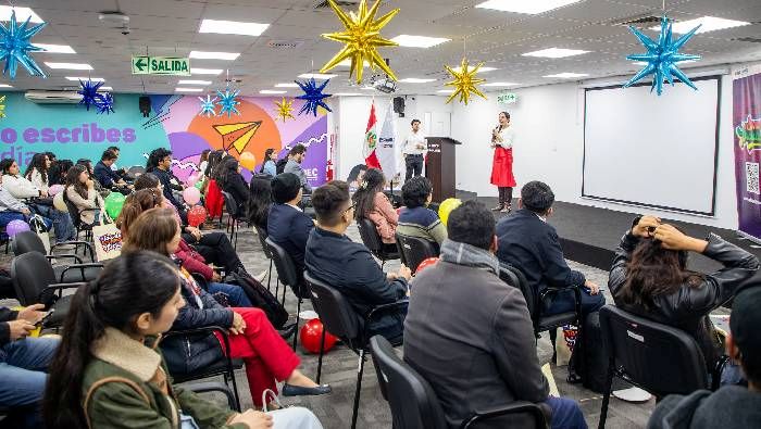 Créditos permitirán que 100 estudiantes destacados continúen sus carreras profesionales 