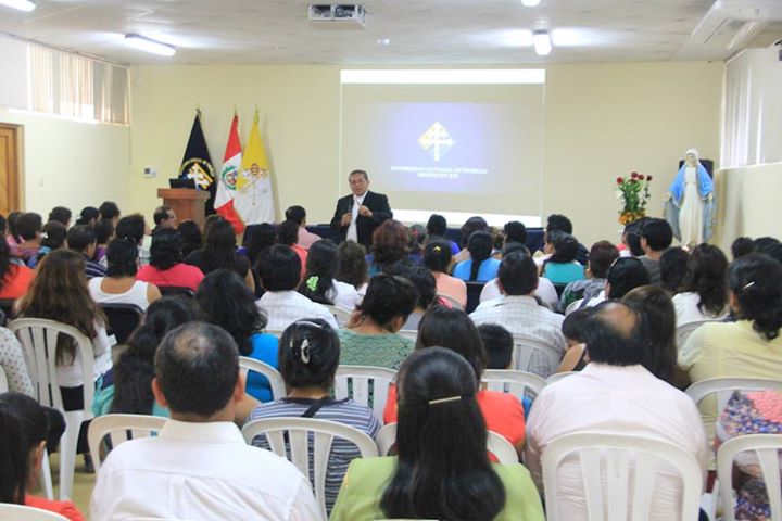 Simposio internacional sobre comunicación, familia y sociedad en Trujillo