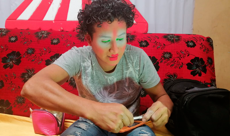 Trujillo: payasito le puso un alto a los shows y ahora reparte leche en bicicleta