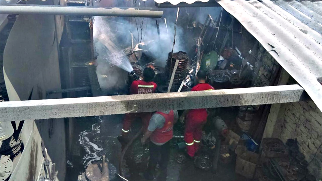 Incendio en prolongación Miraflores puso en peligro dos locales