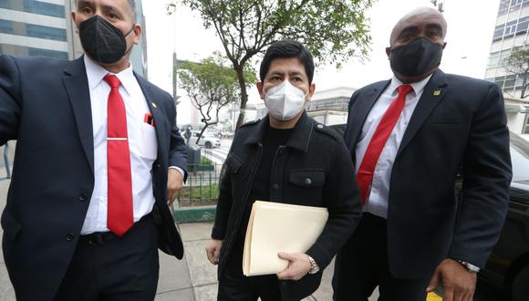 Zamir Villaverde acude a la Fiscalía de la Nación por caso de ascensos de las Fuerzas Armadas 