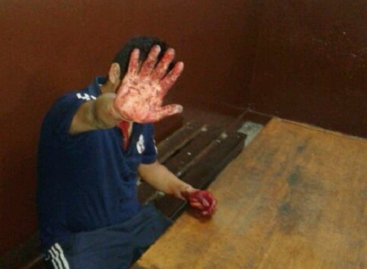 Casi linchan a sujeto que estaba agrediendo a su expareja dentro de un taxi