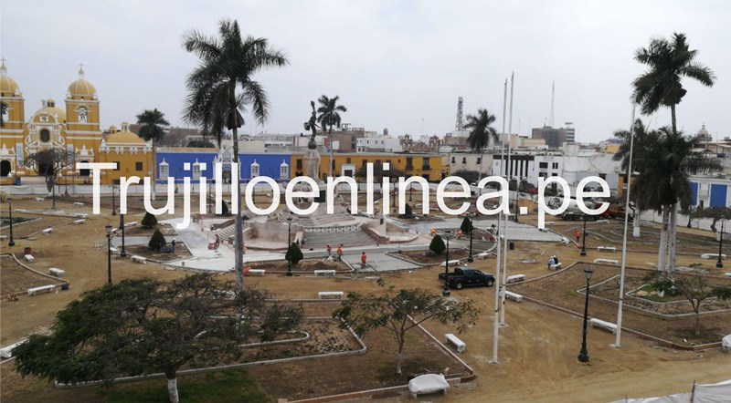 Alcalde supervisa vaciado de cemento en piso de Plaza de Armas de Trujillo