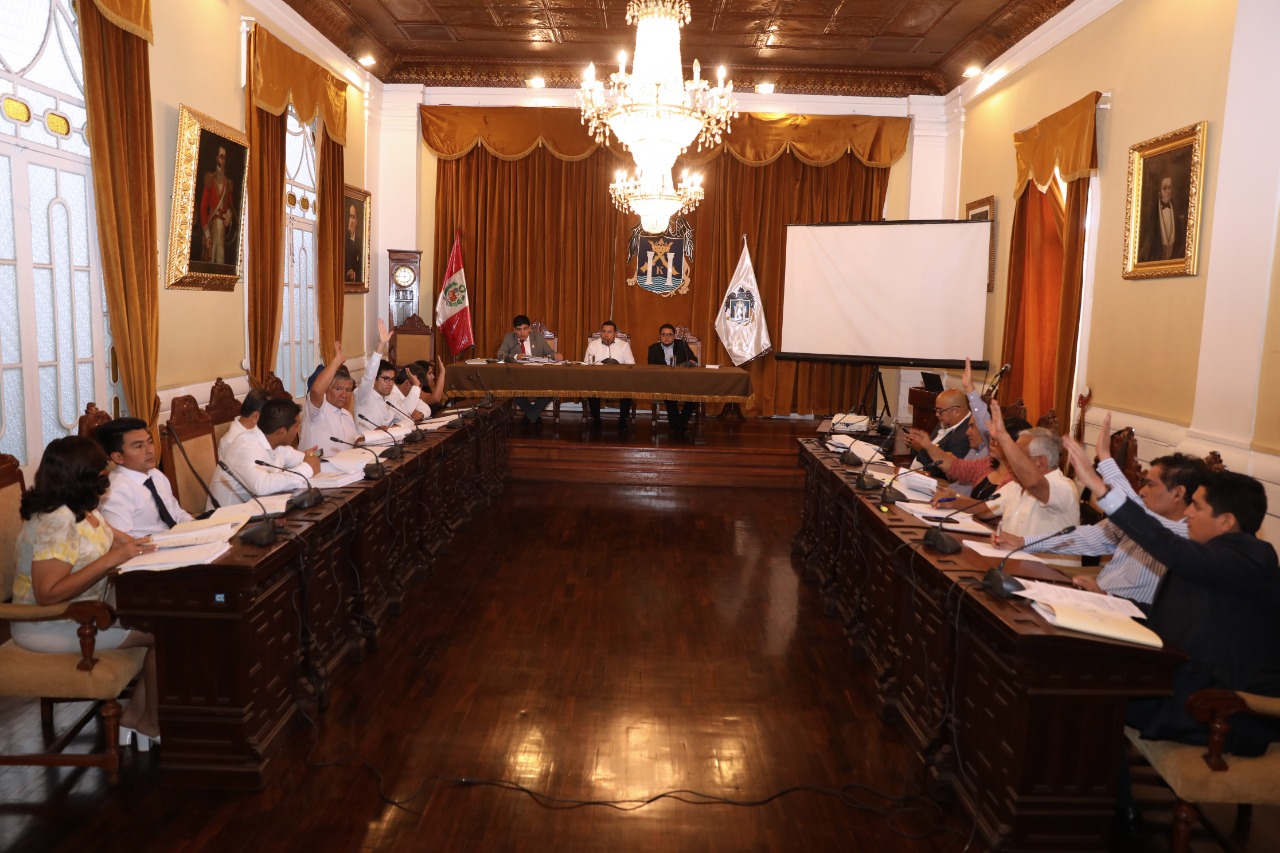 Aprueban por mayoría la suspensión de alcalde de Trujillo
