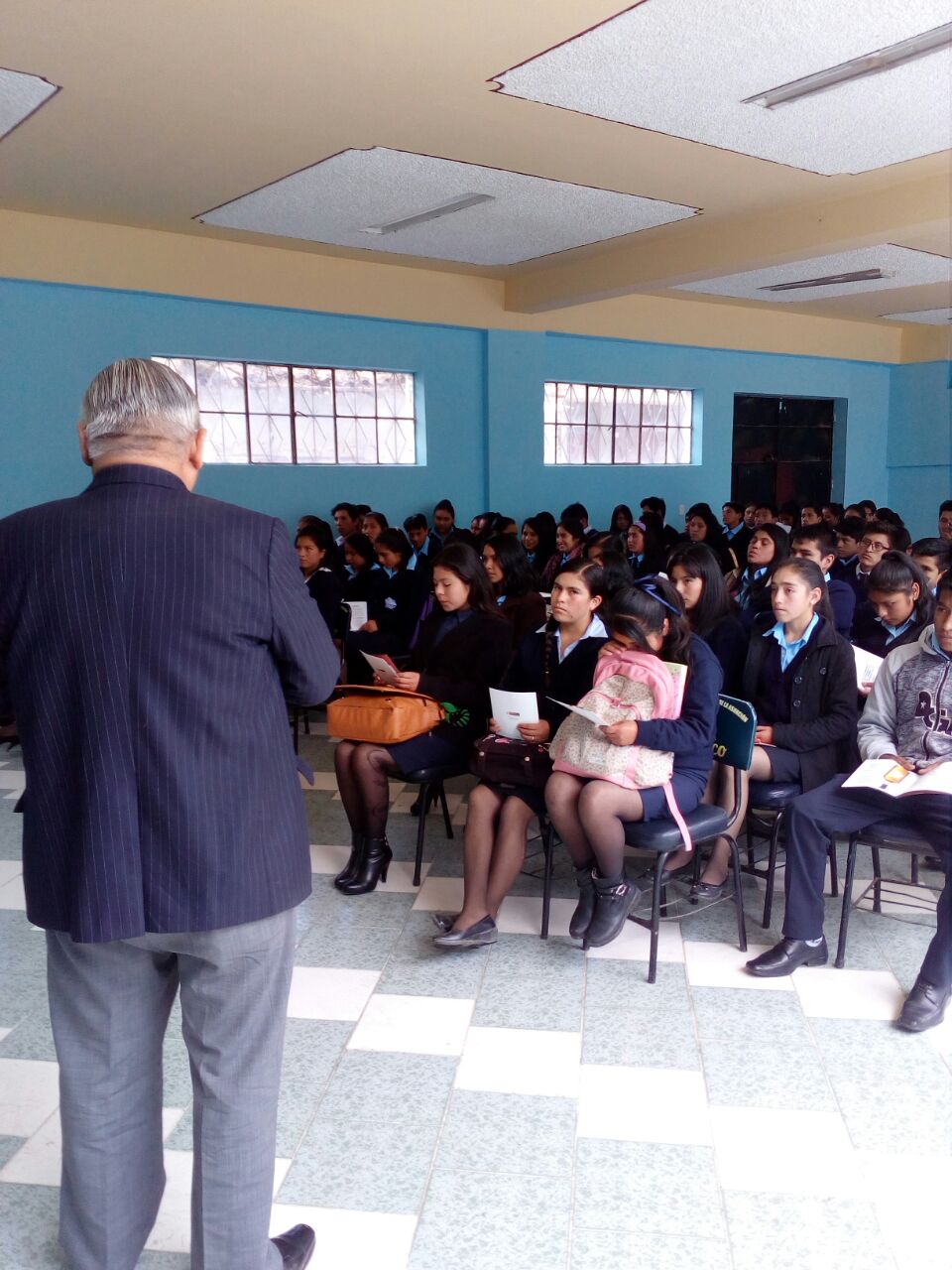 Otuzco: decenas de estudiantes se concientizan en los riesgos del consumo de alcohol adulterado